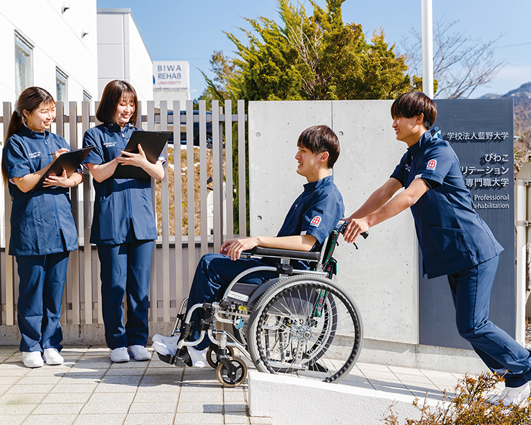 4人の在学生のうちひとりは車椅子にのっている