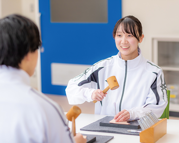 在学生が作業している